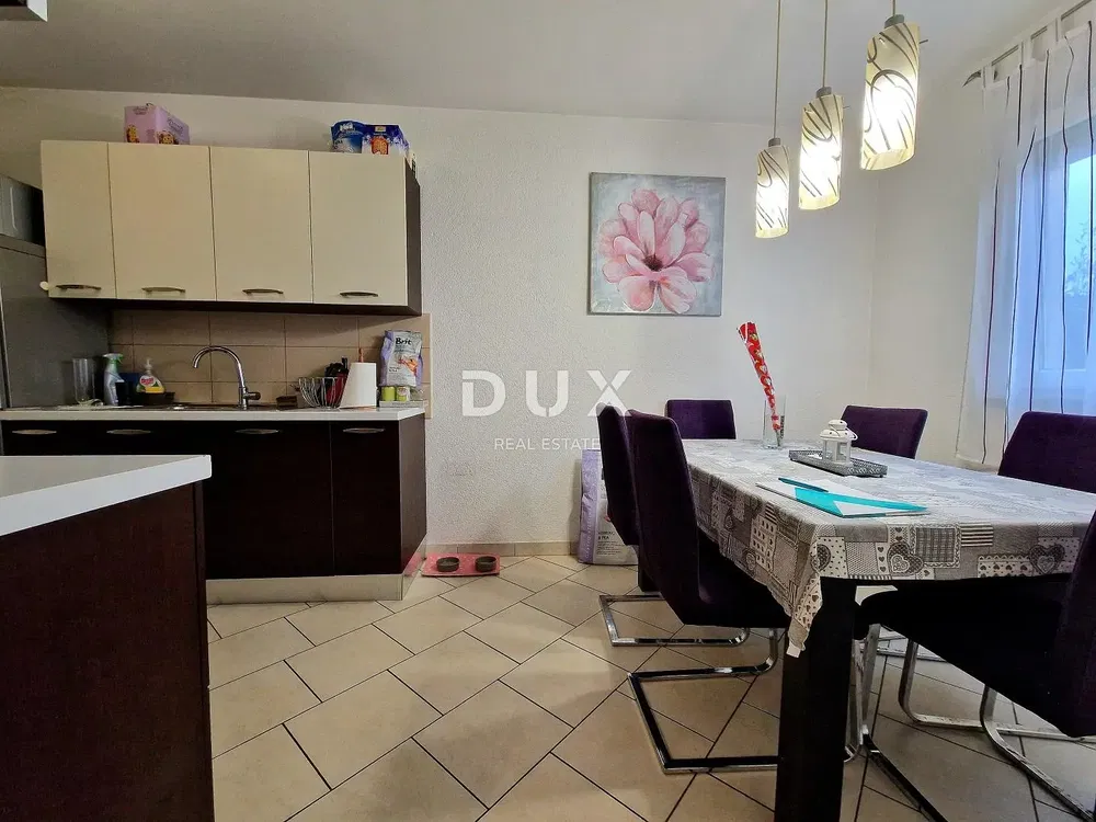 Кухиња; плочице, природно светло