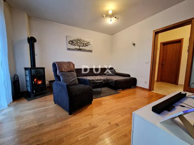 Дневна соба; камин, дрвени под, природно светло