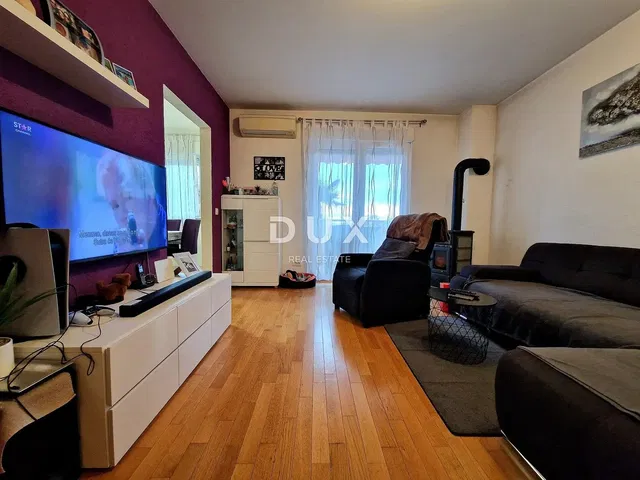 Дневна соба; дрвени под, камин, природно светло, модерни стил