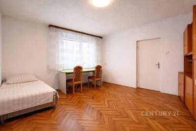 Спалня; дървен под, естествена светлина