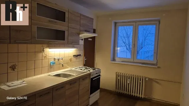 Cocina; electrodomésticos, suelo de baldosas, suelo de madera, necesita renovación, luz natural