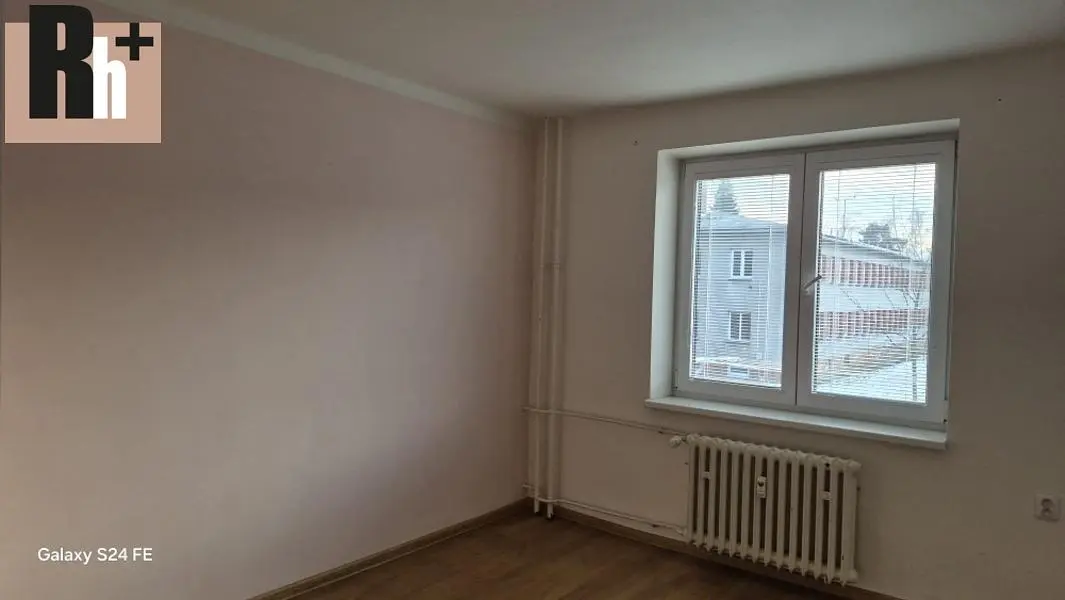 Dormitorio; vista, suelo de madera, luz natural