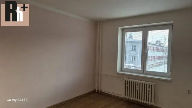 Dormitorio; vista, suelo de madera, luz natural