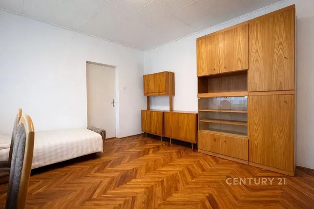 Dormitorio; suelo de madera, luz natural