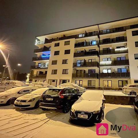 Къща и околности