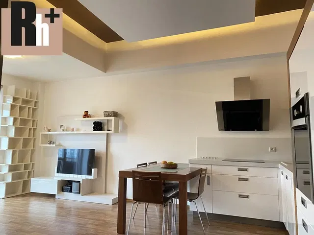 Cocina; electrodomésticos, suelo de madera, estilo moderno