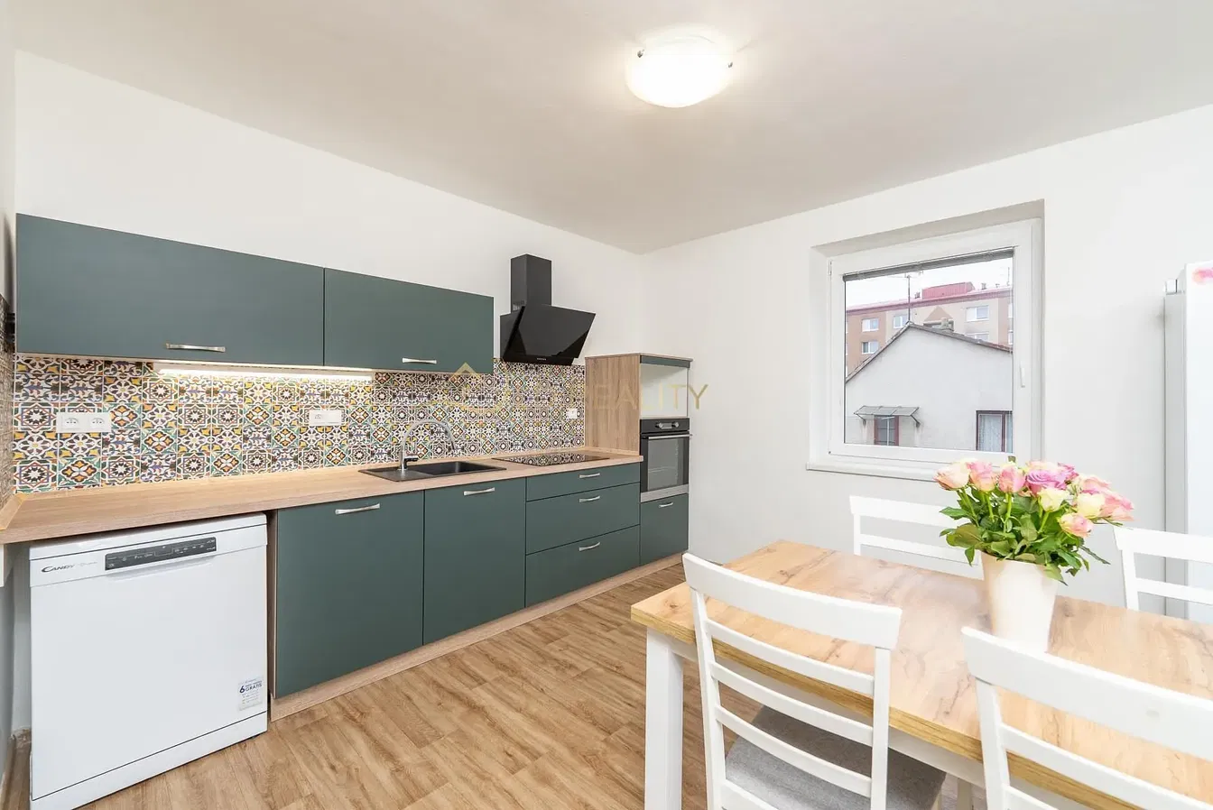 Kitchen; kitchen appliances, view, natural light