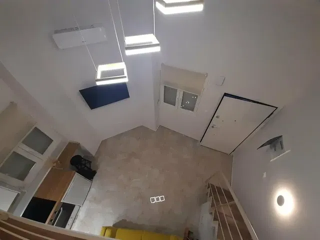 Wohnzimmer; tageslicht, fliesenboden, hohe decken