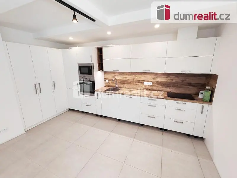 Kuchyňa; kuchynské spotrebiče, dlažba, po rekonštrukcii, prirodzené svetlo