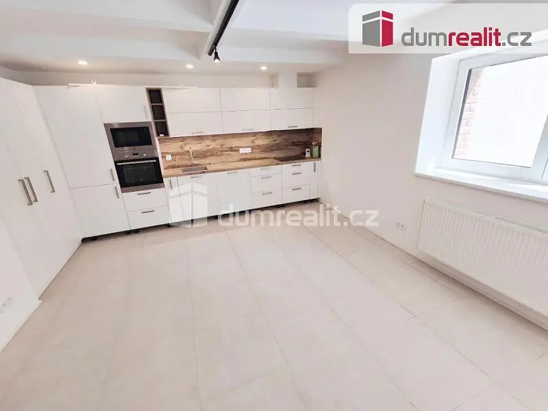 Kuchyňa; kuchynské spotrebiče, dlažba, prirodzené svetlo, po rekonštrukcii