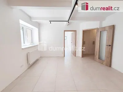 Spálňa; dlažba, prirodzené svetlo