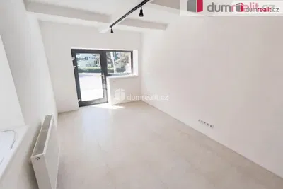 Obývačka; dlažba, výhľad, prirodzené svetlo