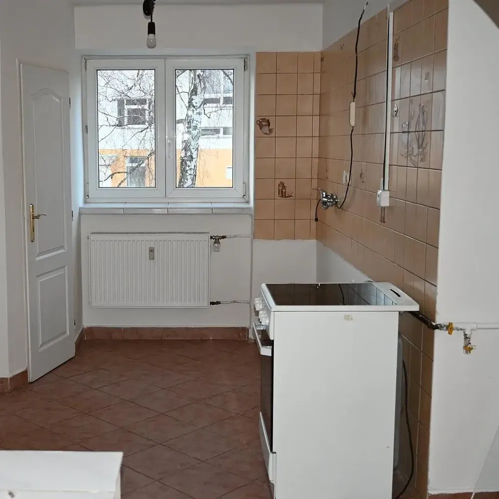 Küche; fliesenboden, küchengeräte, renovierungsbedürftig