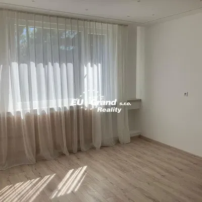 Spálňa; prirodzené svetlo, drevená podlaha, po rekonštrukcii