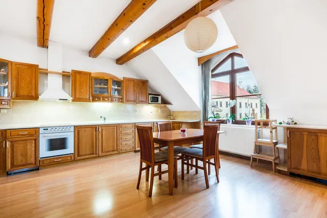 Küche; holzbalken, holzboden, tageslicht