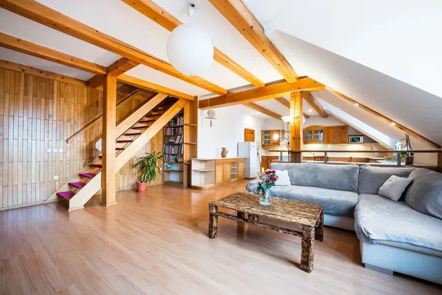 Wohnzimmer; holzbalken, holzboden, tageslicht, moderner stil