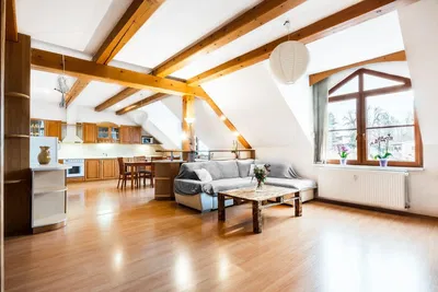 Wohnzimmer; holzbalken, holzboden, tageslicht