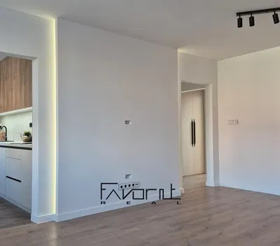 Salón; suelo de madera, renovado, luz natural