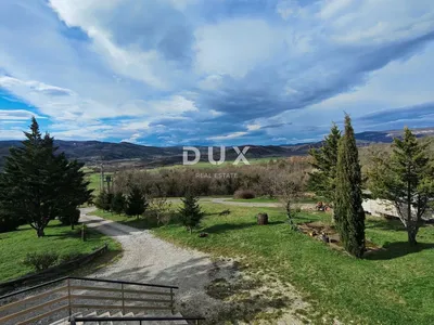 Maison et environs; vue