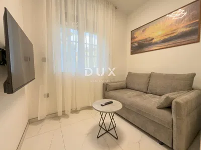 Salon; style moderne, carrelage, lumière naturelle