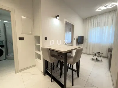 Salon; carrelage, lumière naturelle, style moderne