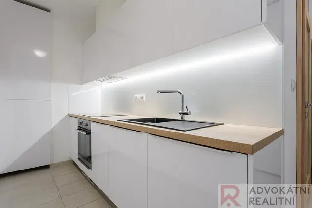 Кухня; кухненски уреди, плочки, ремонтиран, естествена светлина, модерен стил