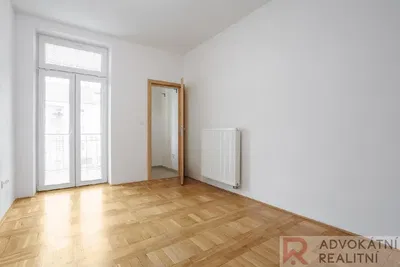 Spálňa; drevená podlaha, prirodzené svetlo