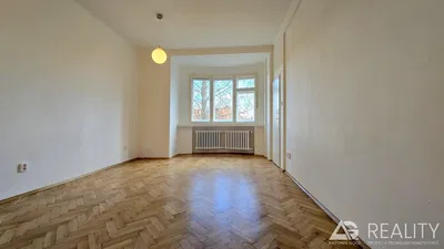 Хол; дървен под, естествена светлина