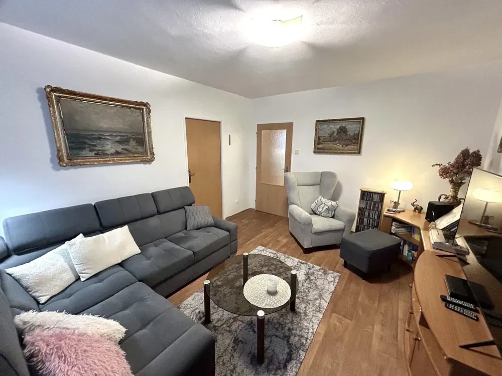 Σαλόνι; ξύλινο πάτωμα, φυσικό φως