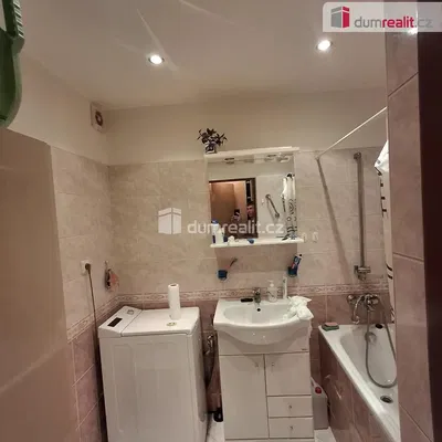 Баня; плочки, ремонтиран, естествена светлина, модерен стил