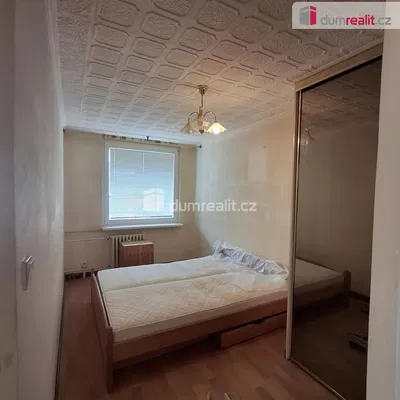 Спалня; естествена светлина, нуждае се от ремонт