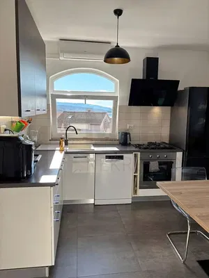 Cuisine; électroménager, lumière naturelle, carrelage, vue