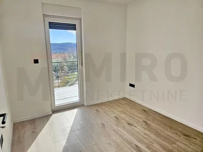 Balcon; vue, carrelage, lumière naturelle