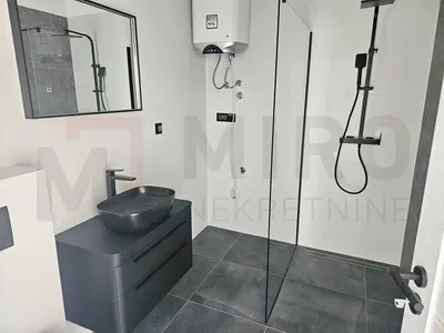 Salle de bain; chauffe-eau, carrelage, rénové, lumière naturelle, style moderne