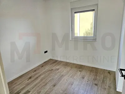 Chambre; lumière naturelle, parquet, rénové