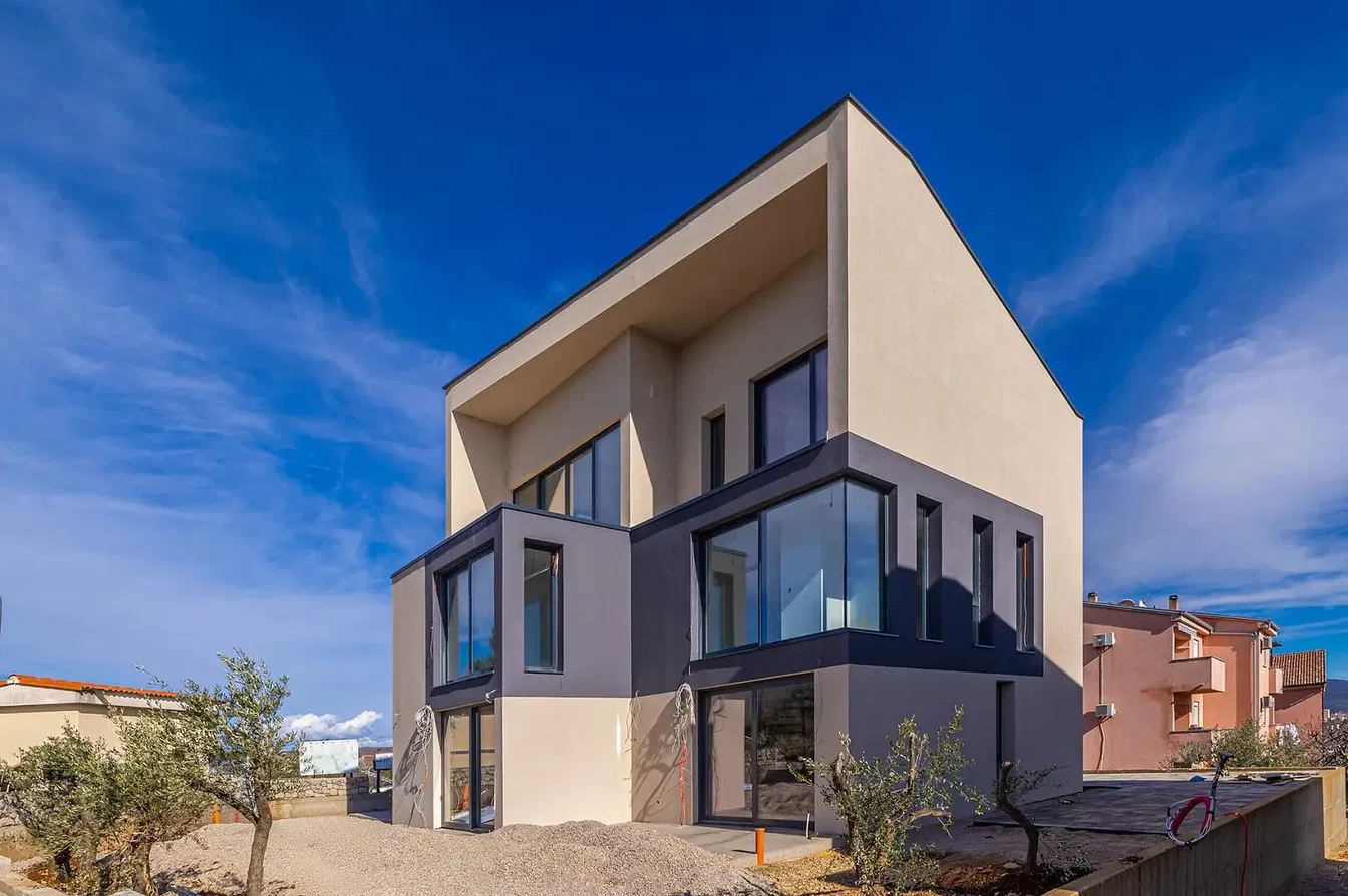 Maison et environs; vue, lumière naturelle