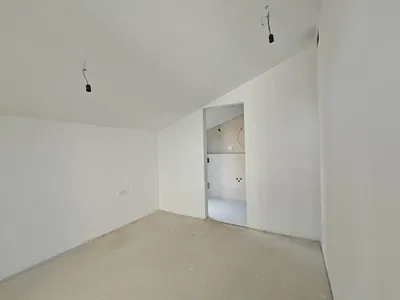 Chambre; nécessite rénovation, lumière naturelle