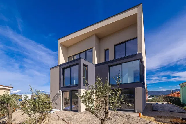 Maison et environs; vue, lumière naturelle