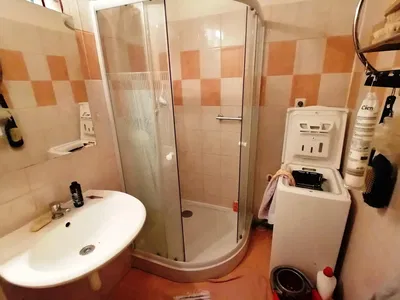 Salle de bain; carrelage, lumière naturelle, nécessite rénovation