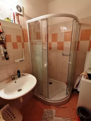 Salle de bain; carrelage, nécessite rénovation, lumière naturelle, style moderne