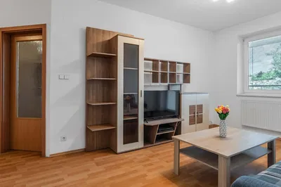 Oturma odası; ahşap zemin, doğal ışık, modern stil