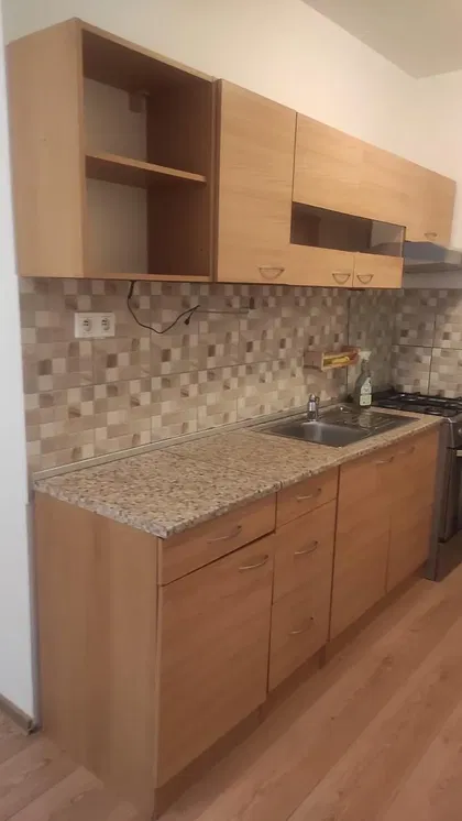 Mutfak; ahşap zemin, fayans zemin, tadilatlı