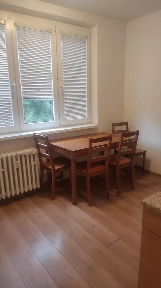 Mutfak; ahşap zemin, doğal ışık