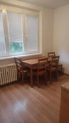 Mutfak; ahşap zemin, doğal ışık