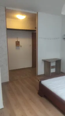 Yatak odası; ahşap zemin, doğal ışık