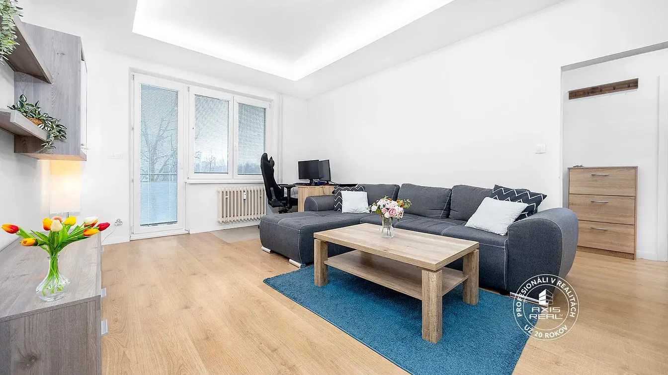 Obývačka; prirodzené svetlo, moderný štýl, drevená podlaha