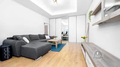 Obývačka; prirodzené svetlo, moderný štýl, drevená podlaha