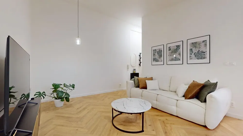 Obývačka; drevená podlaha, prirodzené svetlo, moderný štýl