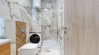 Kúpeľňa; ohrievač vody, dlažba, po rekonštrukcii, prirodzené svetlo