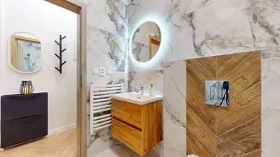 Kúpeľňa; po rekonštrukcii, prirodzené svetlo, dlažba, drevená podlaha